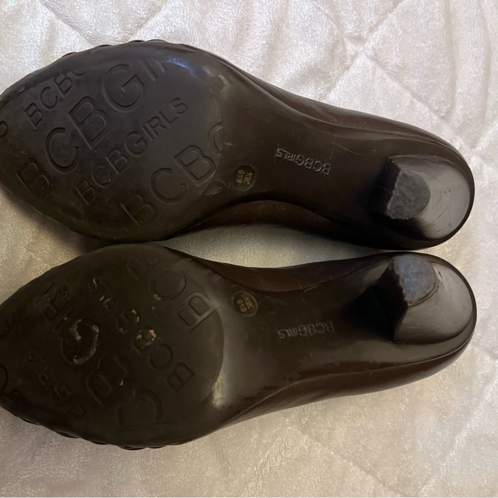 Brown leather BCBG heels with button detail, excellent condition. Size 8.5 - Picture 2 of 7